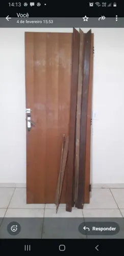 Porta de madeira, invernizada com fechadura, alisar e portal 