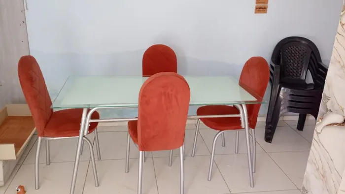 Mesa com tampa de vidro para cozinha com 4 cadeiras