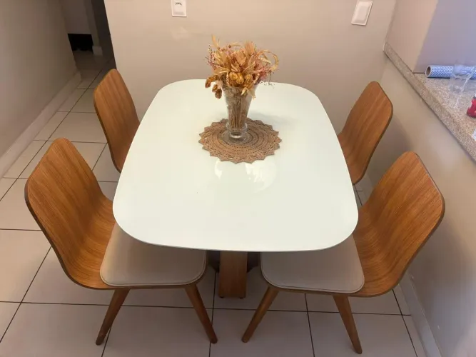 MESA DE JANTAR E CADEIRAS