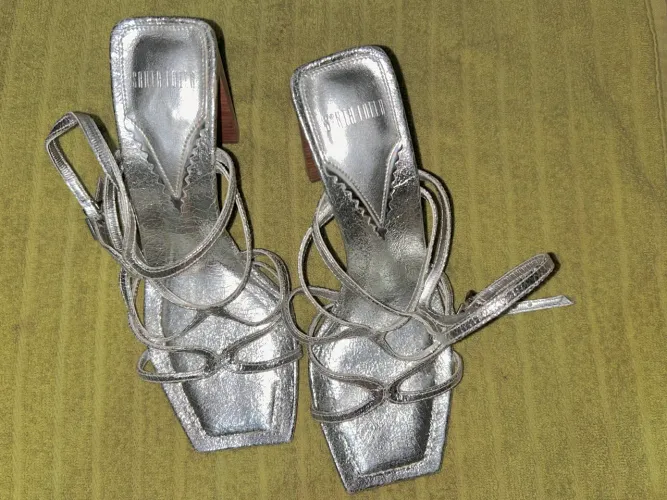 Vende-se Sandália da Santa Lolla. Nunca usado! número 35 (forma grande).