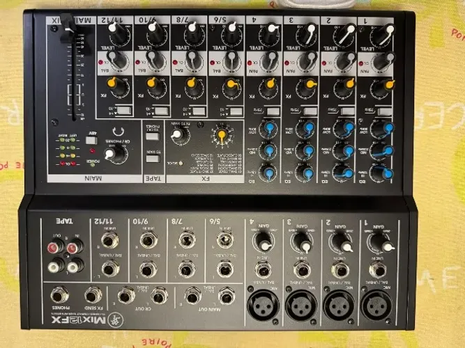 Mixer de áudio de mesa Mackie Mix12FX - 12 Channel Compact Mixer With Effects