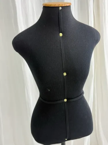 Manequim com base pedestal preto 