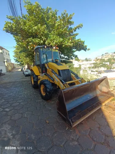 Vendo essa retroescavadeira New Holland 