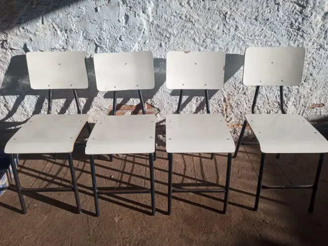 CADEIRAS NOVAS, TIPO ESCOLAR MUITO BOM ESTADO