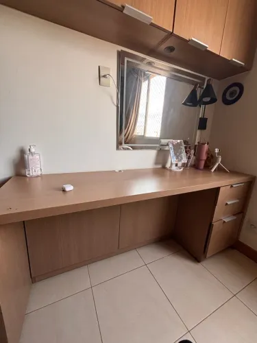 Conjunto de escrivaninha e armário de madeira pura