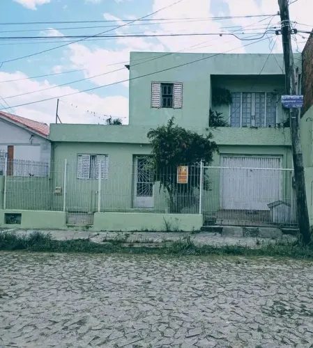 Duas casas por preço de terreno 