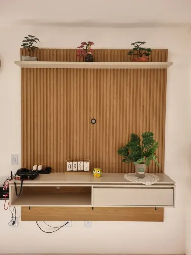Painel ripado home samambaia para TV de até 65' Madeira Madeira