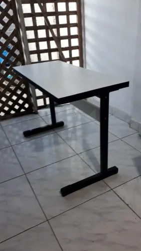 Mesa de computador para estudos