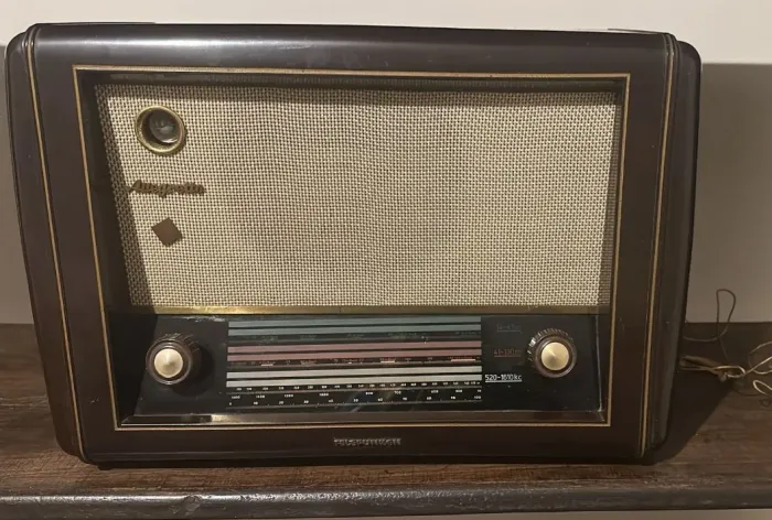 Rádio vintage da marca Telefunken, modelo Allegretto, fabricado na década de 1950.
