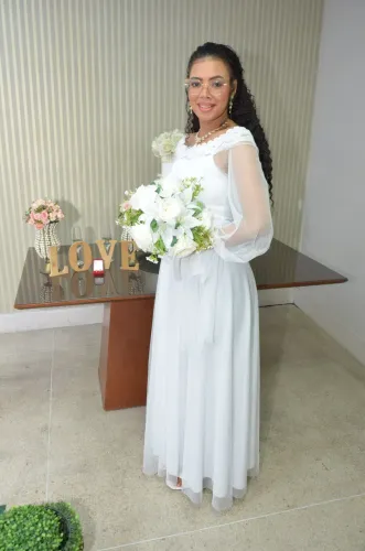 Vestido de casamento + buquê de flores