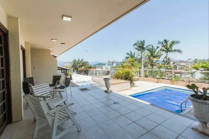Casa Residencial de 4 dorms no bairro Itaguaçú