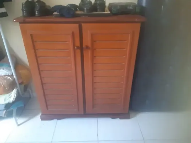 Vendo por motivo de mudança, linda cômoda, em madeira, para pessoa organizada,