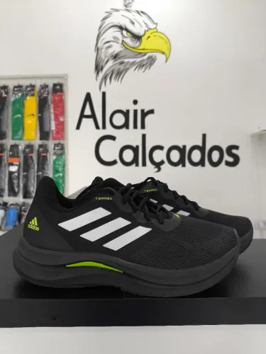 Adidas esportivo