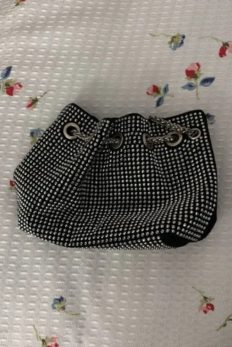 Bolsa saco preta com strass e corrente prateada