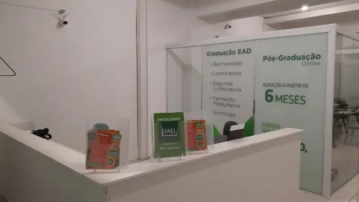 Mesas, cadeiras, balcão de recepção