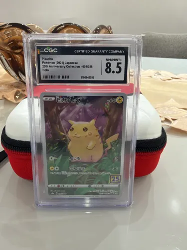 Pikachu Holo Japonês - 25th Anniversary 001/028 - Graduada CGC 8.5 NM/Mint+ (Slab)