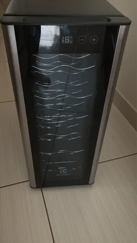 Adega para 12 vinhos Eletrolux