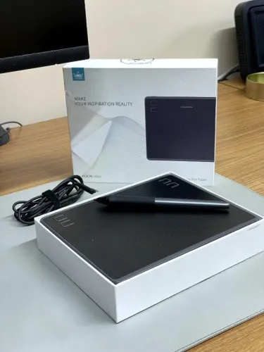 Mesa Digitalizadora Huion HS64 com Caneta Sem Bateria (Na Caixa / Usada)