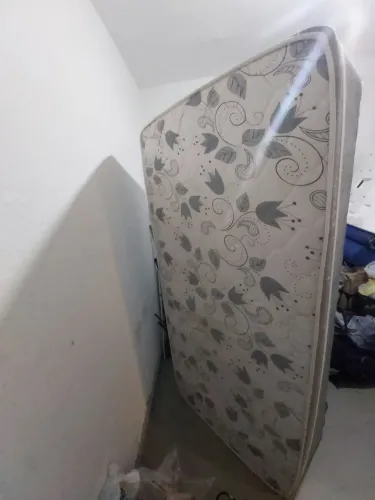 Cama com colchão solteiro