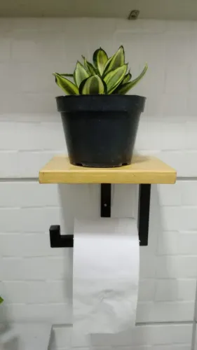 Suporte para papel higienico com prateleira de madeira.