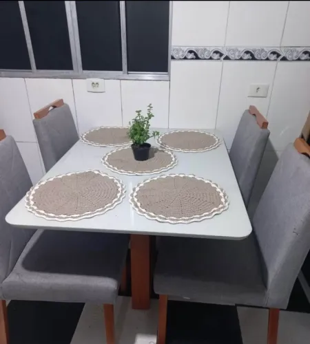 Mesa de vidro e madeira com 4 cadeiras 