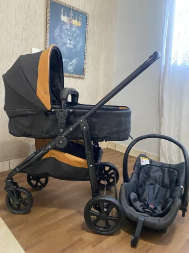Carrinho Moisés com bebê conforto