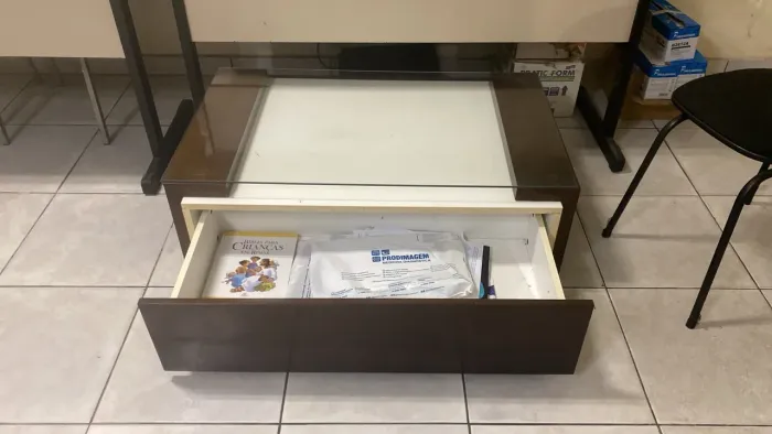Mesa de Centro com Tampo de Vidro e Gaveta - Design Moderno