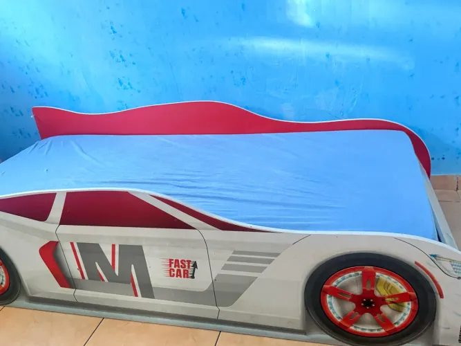 Cama solteiro infantil com colchão tema carro *)