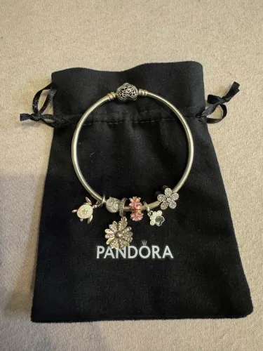 Pulseira rígida Pandora com berloques