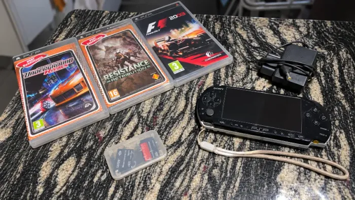 PSP + 3 Jogos Originais + 2 Memory Stick + Carregador