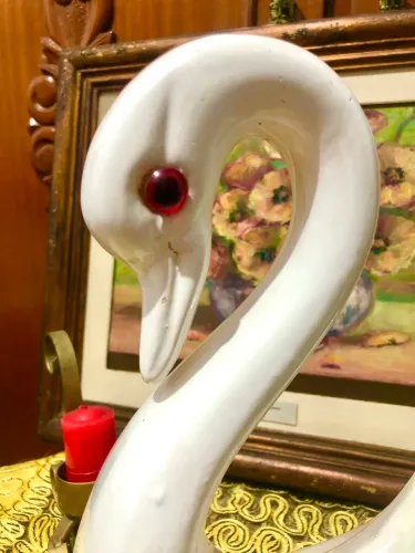 ESCULTURA CISNE VINTAGE PORCELANA ANOS 70.OLHIS DE VIDRO.