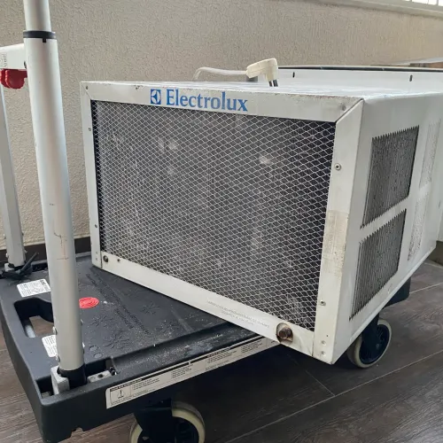 Ref. 055 Ar-Condicionado Electrolux Janela, Funcionando, Necessita Recarga de Gás