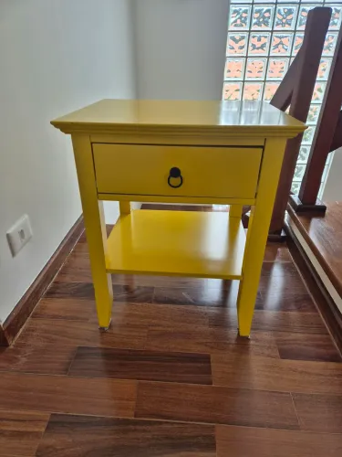 Mesa de cabeceira amarela