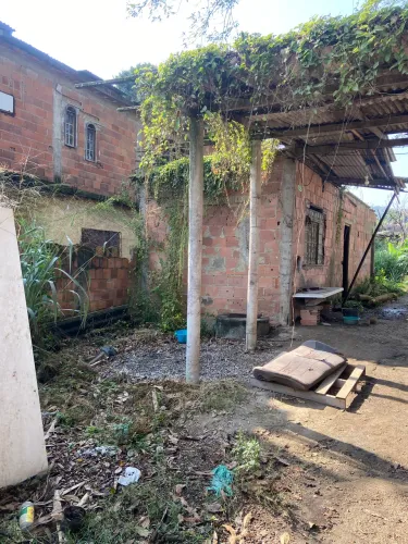 Terreno com estrutura de 4 cômodos e alicerce 