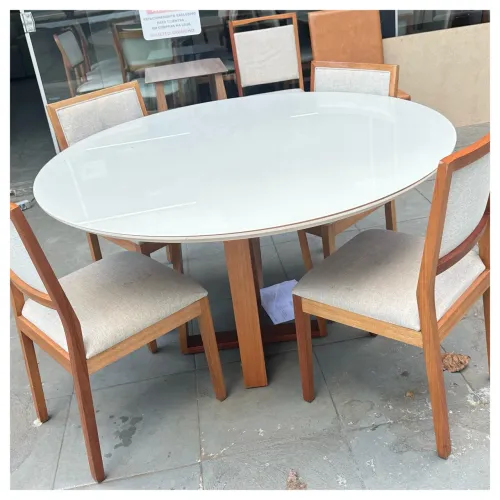 Mesa resistente de madeira 