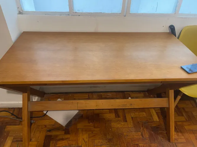Conjunto Mesa, Banco e duas Cadeiras de Madeira 
