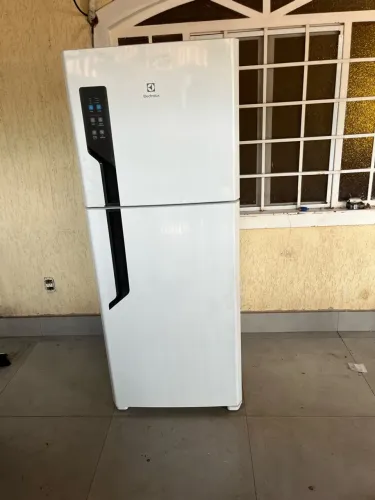 Vende se uma geladeira