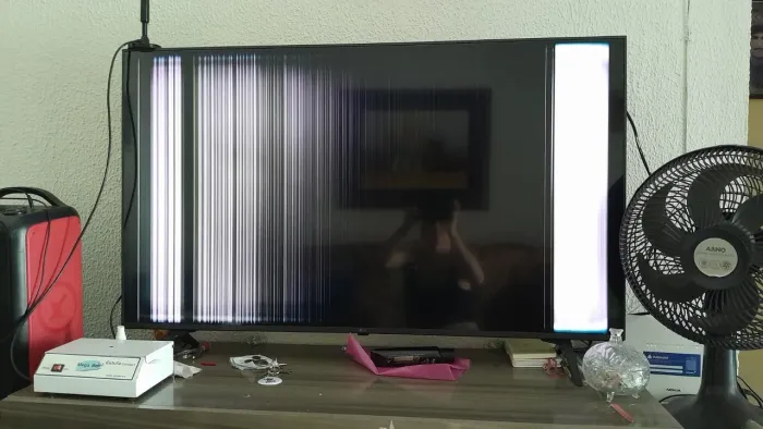 Smart TV LG 50" com defeito na tela
