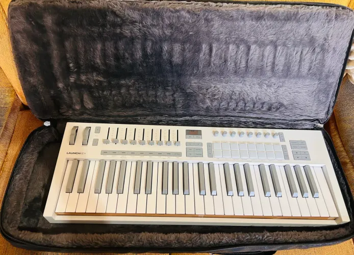 Teclado Controlador Novation mk4 49 teclas White