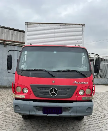 Accelo 815/44 baú 6.2m e rampa