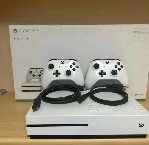 Xbox one s 1 terá e 2 controles.