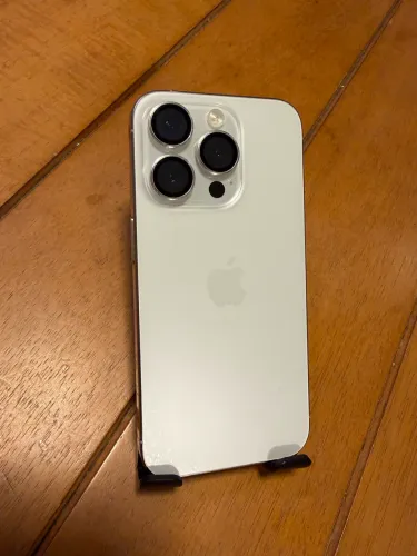 iPhone 15 Pro 256GB - Titânio Branco - 2 Anos de Uso - Bateria em Ótimo Estado