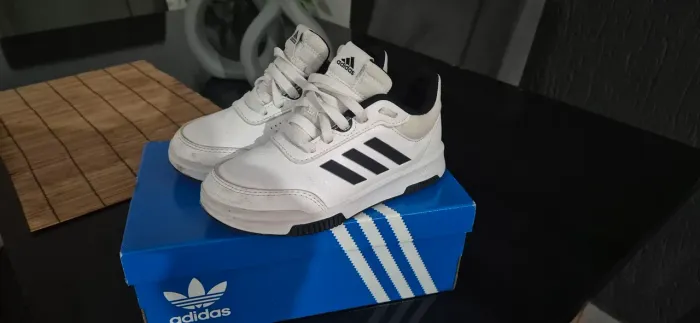 Tênis adidas infantil.