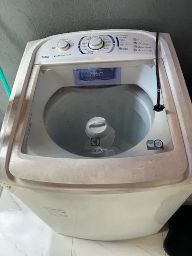 máquina de lavar Electrolux da linha Essential Care 13 kg.
