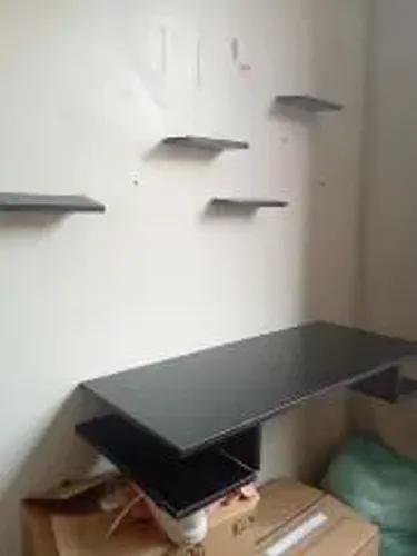 Mesa de estudo com prateleira