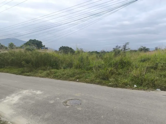 Terreno em ruas asfaltada