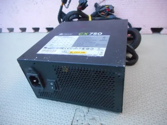 2 Fontes Corsair VS550 e CX750