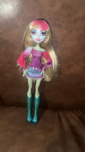 Boneca Monster Hight Abbey está com uma mão de outra boneca