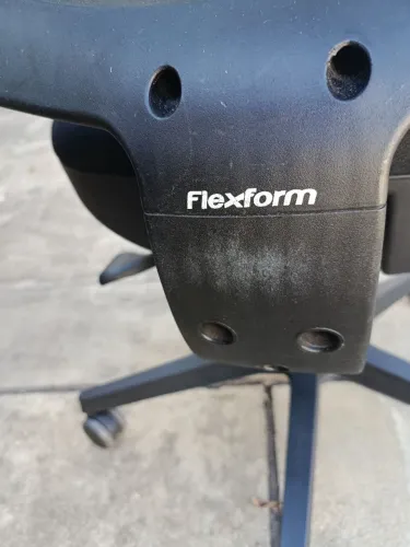 Cadeira escritório giratória flexform com braços reguláveis