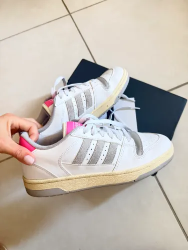 Tenis adidas novo tamanho 35 370,00